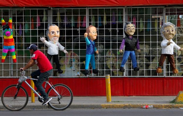 Piñatas con imágenes de los candidatos presidenciales.