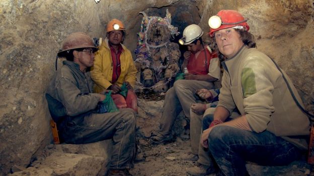 Cuatro hombres en el interior de una mina de plata en Bolivia