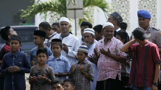 Hukum cambuk selalu dilakukan di tempat terbuka, dotontyon orang banyaka, termasuk anak-anak.