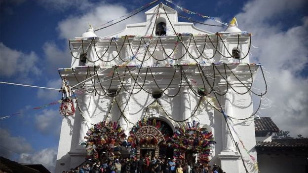 La iglesia de Santo Tomás en Chichicastenango.