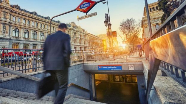 موظف قرب محطة لمترو الأنفاق في أسبانيا