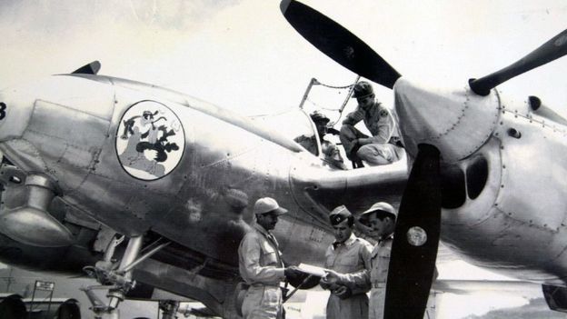 Pilotos hondurenhos em 1969 ao lado de aviões americanos