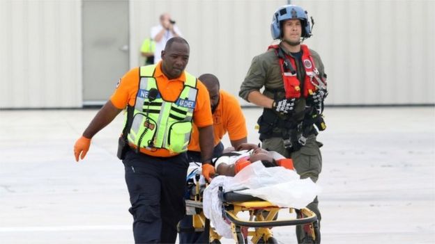 Rescatistas evacuando a un herido.