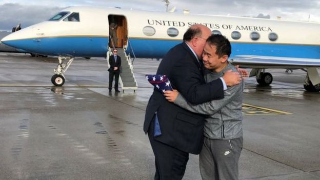 السفير الأمريكي في سويسرا يعانق شيوي وانغ.