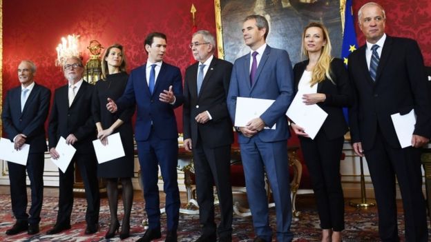 Presidente Alexander Van der Bellen (cuarto desde la dcha) y Sebastian Kurz (a su izda) presentaron el nuevo gabinete a los medios en mayo.