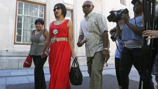 En esta foto tomada el 27 de febrero de 2015, Celeste Nurse sale del tribunal en Ciudad del Cabo, acompañada de miembros de su familia