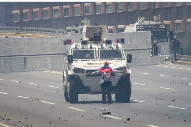 Una mujer frente a una tanqueta en el centro de Caracas durante una manifestación contra el gobierno de Venezuela el 19 de abril de 2017.