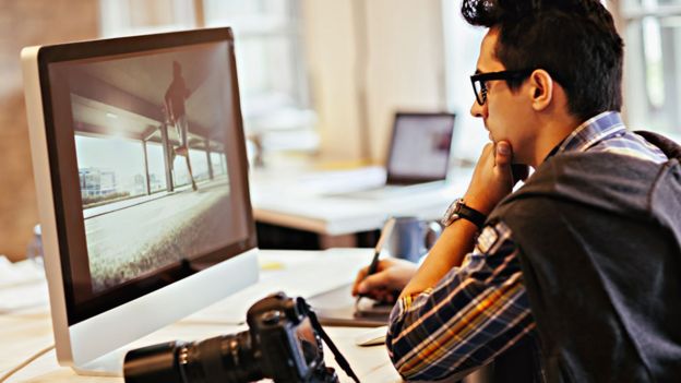 Fotógrafo retocando una imagen en un computador