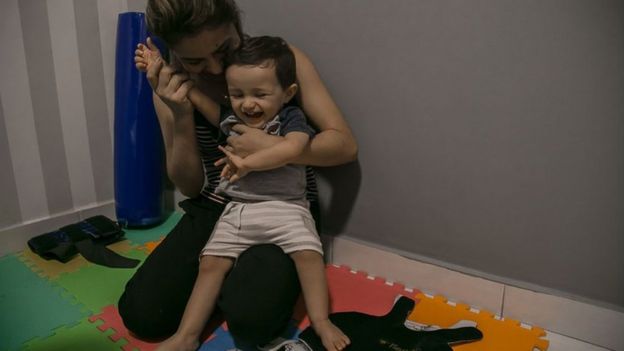 Guilherme, de 1 e 4 meses, com a mãe, Michelle