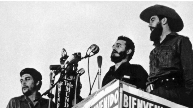 El Che,Fidel Castro y Camilo Cienfuegos en un discurso en La Habana en 1959.