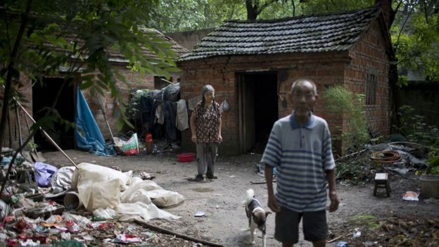 Li Yiixin y Lng Hi, matrimonio frente a su casa en una zona rural de la provincia de Guizhou