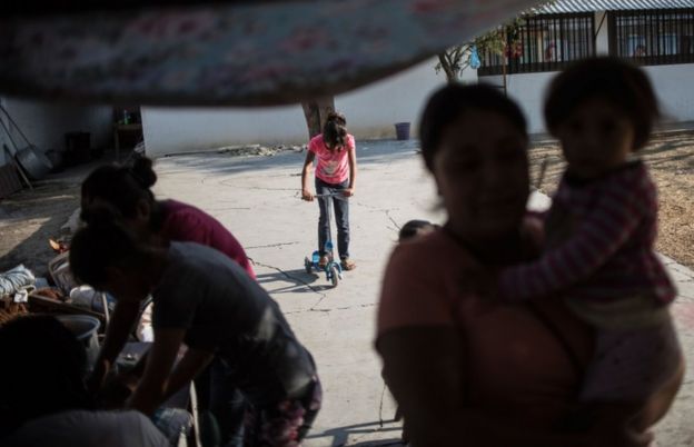 Familia desplazada en Guerrero.