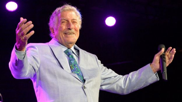 Tony Bennett: Legendary New York crooner dies aged 96 - BBC News