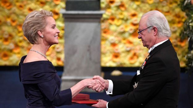 Frances Arnold recibiendo el premio Nobel de las manos del rey Carlos Gustavo, de Suecia