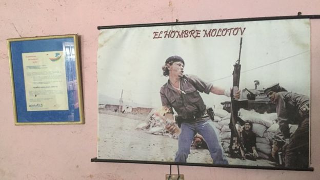La foto del hombre molotov que cuelga en la pared de la casa de Bareta.