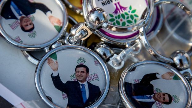 Selahattin Demirtas'ın fotoğrafı bulunan anahtarlıklar