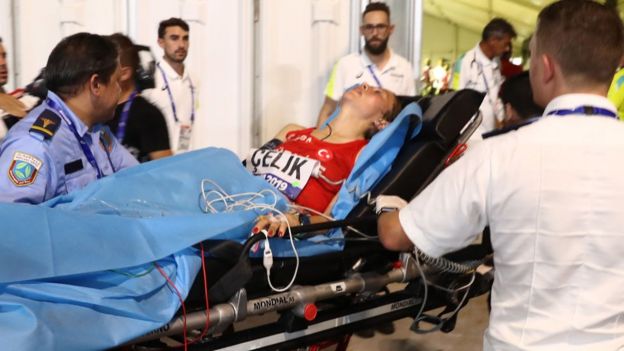 তুরস্কের ম্যারাথর রানার ফাদিম সেলিককে হাসপাতালে নিতে হয়েছে।