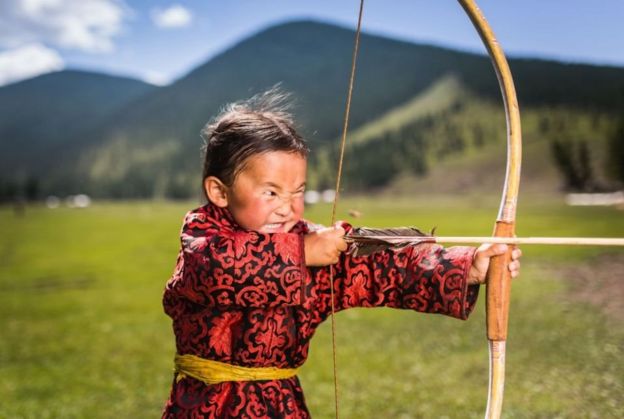 மக்களால் தேர்ந்தெடுக்கப்படும் சிறந்த புகைப்படப் பிரிவில் ஃபிலிப் விருது பெற்றார்.