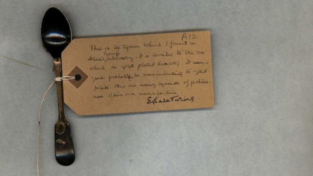 Colher de chá com bilhete da mãe de Alan Turing