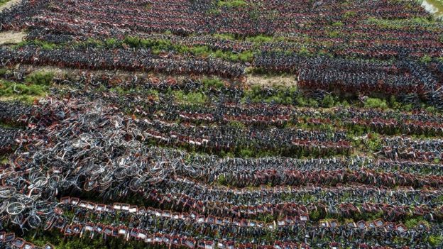 Pilha de bicicletas abandonadas na China