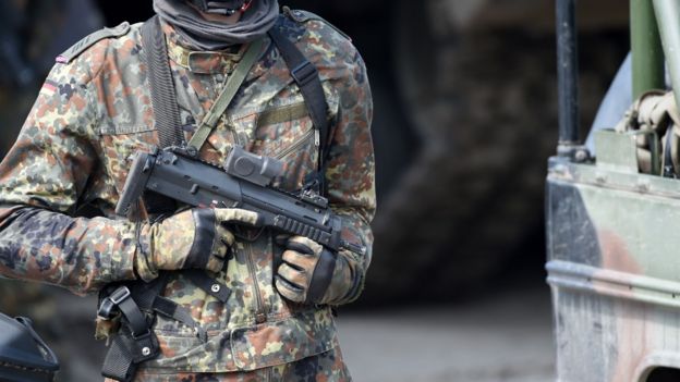 Soldado alemán con un rifle MP7