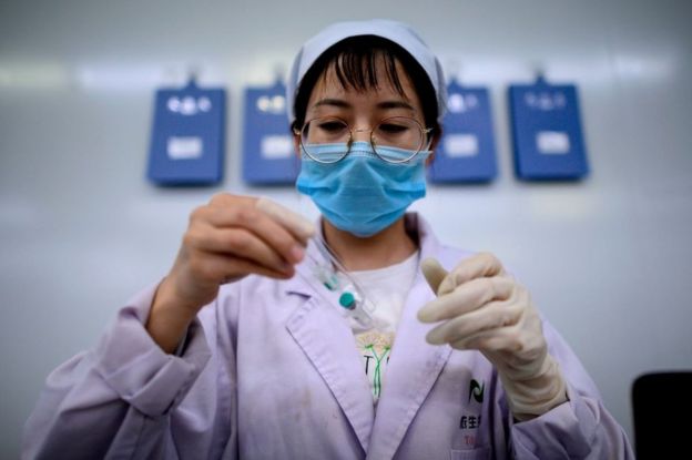 Una empleada de Yisheng Biopharma, una empresa que está desarrollando una vacuna contra la covid-19 en Shenyang, en la provincia de Liaoning, China, en junio de 2020.