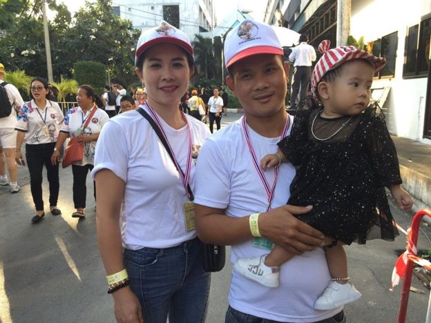 Anh Trần Hữu làm việc ở Thái Lan đã 10 năm, vừa về VN đón vợ con sang Bangkok để gặp Giáo Hoàng