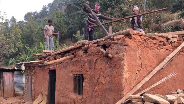 তৈরি হচ্ছে মাটি ও কাঠ দিয়ে তৈরি নতুন বাড়ি