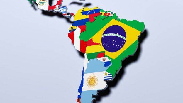 Mapa de Am??rica Latina con las banderas de cada pa??s.