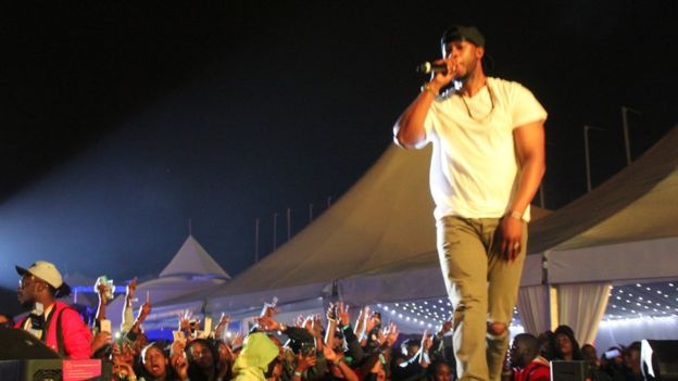 Swabri Mohammed maarufu kwa jina Redson akiwa jukwaani