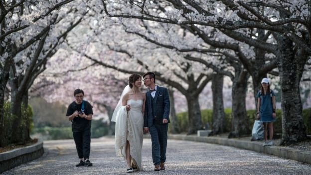 Una pareja de novios en Japón.