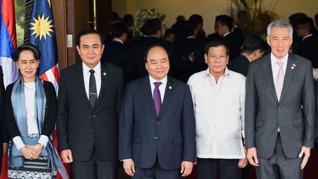 Ngoại trưởng Miến Điến Aung San Suu Kyi, Thủ tướng Thái Lan Prayut Chan-O-Cha, Thủ tướng Việt Nam Nguyễn Xuân Phúc, Tổng thống Philippine Rodrigo Duterte và Thủ tướng Singapore Lý Hiển Long tại Hội nghị thượng định ASEAN tháng Năm 2017.