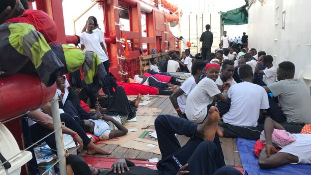 Migrantes de origen africano se hacinan también en la cubierta del Ocean Viking, el nuevo barco de SOS Mediterranée y Médicos Sin Fronteras.