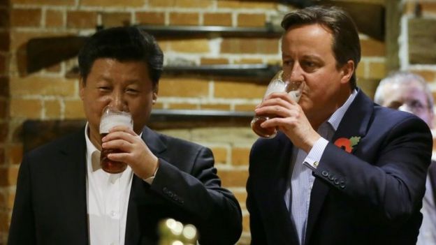 中国领导人习近平访问英国与前首相卡梅伦下酒吧喝酒