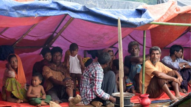 Pengungsi Rohingya beristirahat sementara di bawah tenda sementara di tengah lapangan di Ukhiya, Bangladesh, 3 September 2017.
