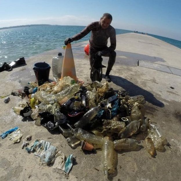 Golfe-Juan'da dalan çevreciler çok sayıda plastik de çıkardı.