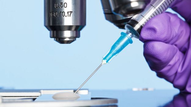 Una jeringa en una prueba de inseminación