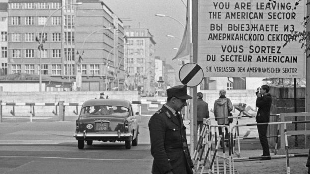 Une Super Bécassine Humber franchit le mur de Berlin au point de contrôle Charlie.