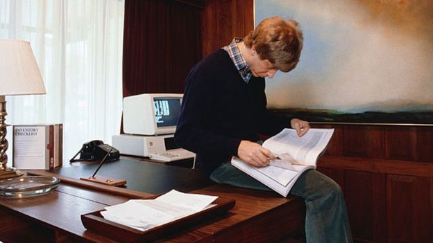 Bill Gates lee un libro en su juventud