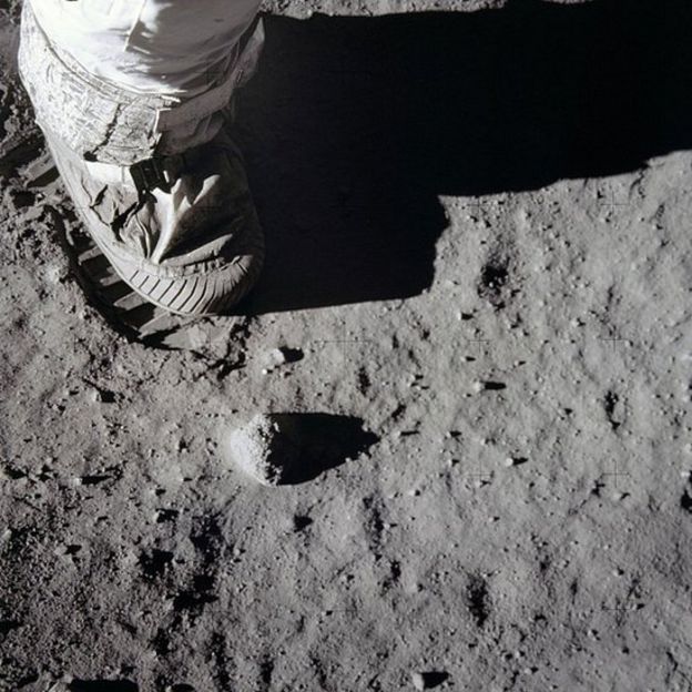 Bota de astronauta pisando la superficie de la Luna