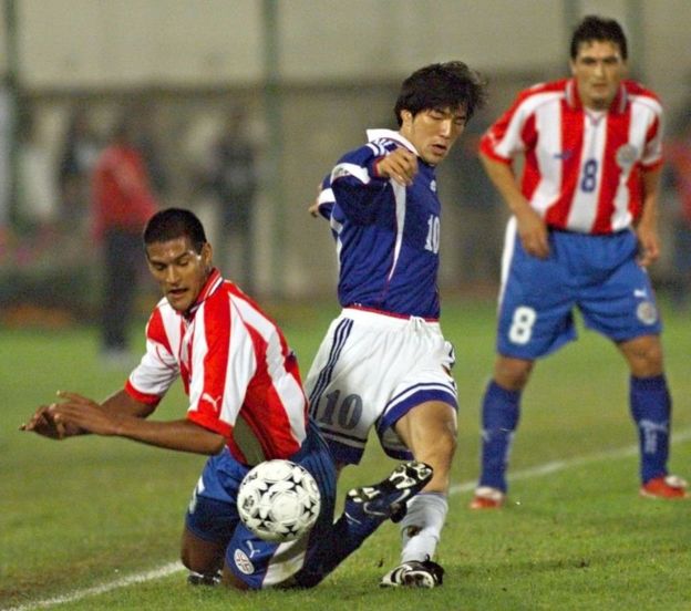 Hiroshi Nanami trata de irse de dos defensores paraguayos en la Copa América de 1999.