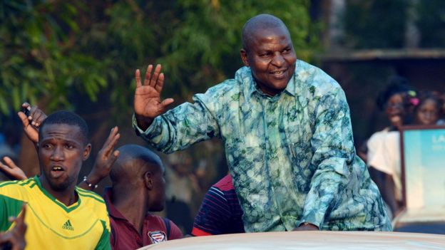 Presidential candidate Faustin Touadera waving to supporters in Bangui, 28 Dec 15