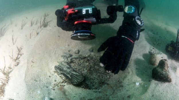 Imagem mostra mergulhador registrando imagens de objetos encontrados nas proximidades de embarcação que naufragou há 400 anos em Portugal