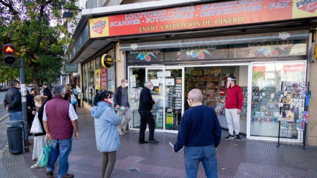 Personas haciendo cola en una tienda en Argentina.