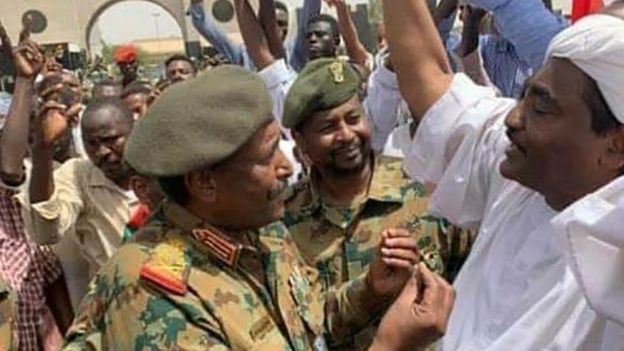 Le général al-Burhan, nouvel homme fort de Khartoum, en discussion avec les manifestants.