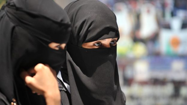 بعد قرار قيادة النساء سعوديون يطالبون بتغيير إجراء إغلاق المحلات وقت الصلاة _98038255_gettyimages-112511455