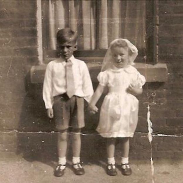 Carolyn Mercer, a la izquierda, junto a su hermana pequeña en 1950.