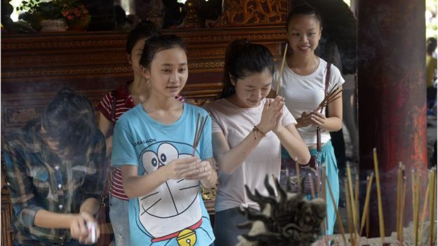 Nhiều học sinh đi chùa cầu may trong mùa thi