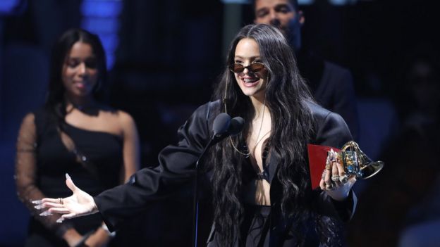 Rosalía recogiendo su Latin Grammy a mejor álbum del año.