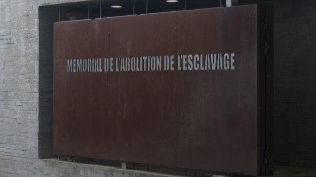 Plaque de commémoration de l'abolition de l'esclavage à Nantes.